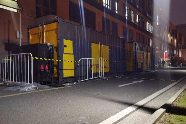 牡丹江柴油发电机组的输出电压是如何调节的？